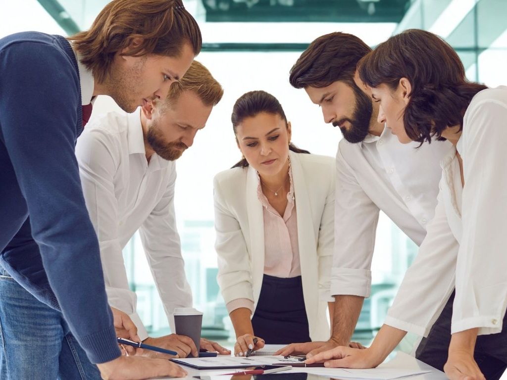 Equipo directivo revisando estrategia de comunicación post-vacaciones para aumentar visibilidad de marca B2B.