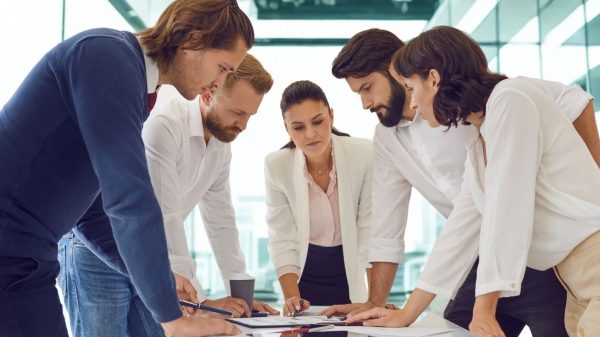 2 Equipo directivo revisando estrategia de comunicación post-vacaciones para aumentar visibilidad de marca B2B.